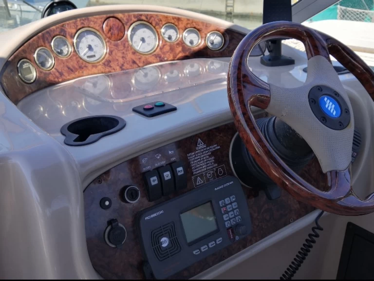 Yacht charter Scey-sur-Saône-et-Saint-Albin - Four Winns Vista 268 on SamBoat