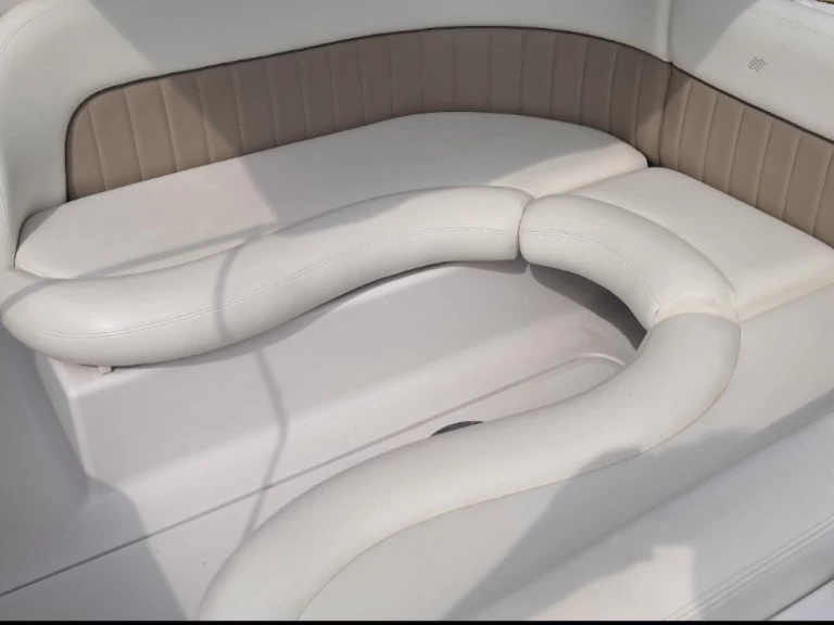 Hire a Four Winns Vista 268 Scey-sur-Saône-et-Saint-Albin