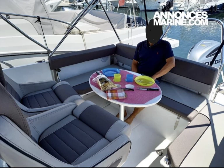 Yacht hire Hyères cheap Cap Camarat 7.5 WA