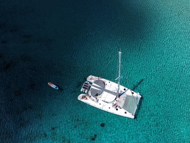 Catamaran to hire Tourlos at the best price