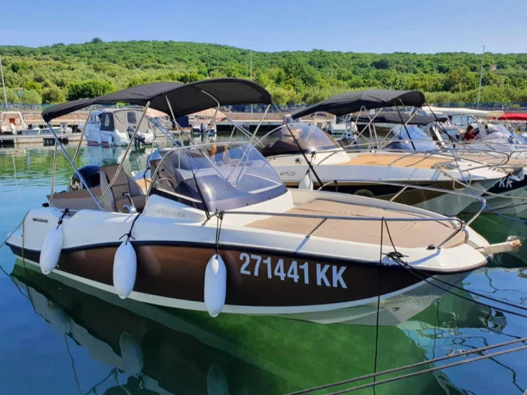 Charter a Quicksilver Activ 605 Sundeck in Empuriabrava on Samboat