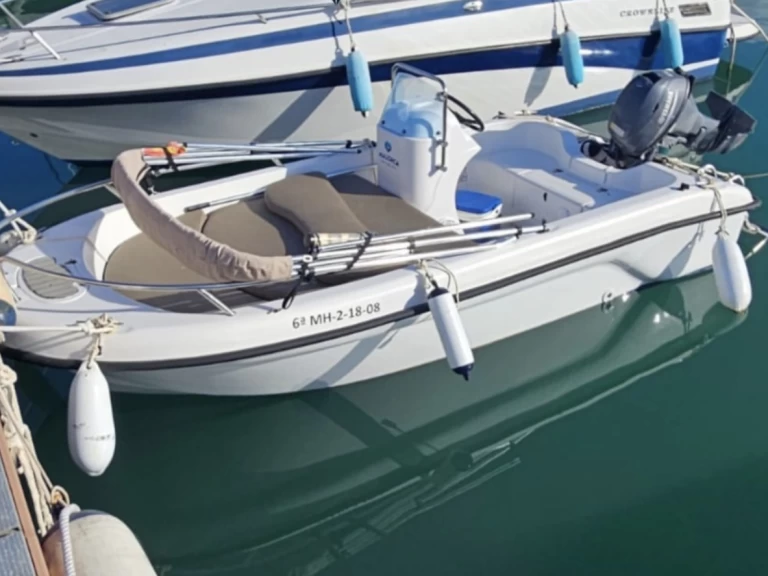 Charter a Astec Astec 400 in Es Canutells on Samboat
