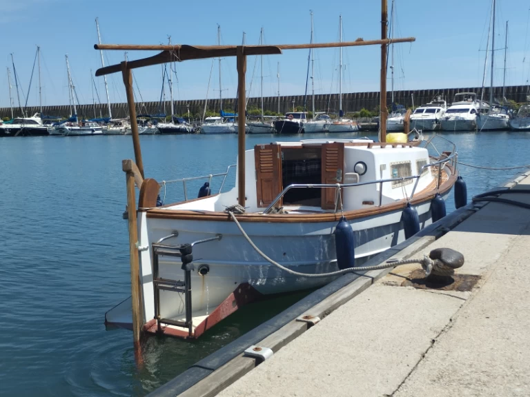 Sailboat to hire Roses at the best price