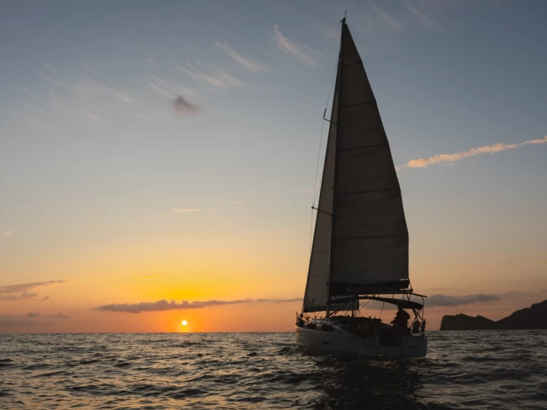 Hire Sailboat Jeanneau with a boat licence