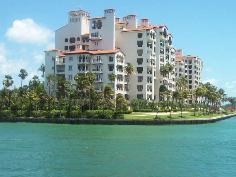 Charter a Four Winns h310 in Miami on Samboat