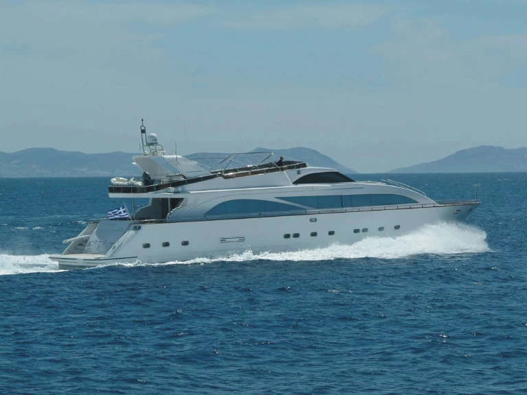 Hire Luxury Yacht Giant with a boat licence