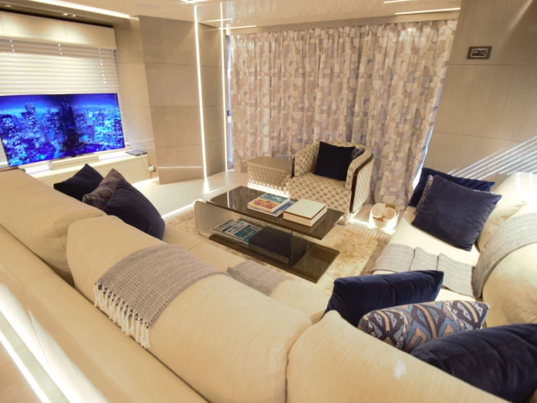 Hire Luxury Yacht Custom with a boat licence