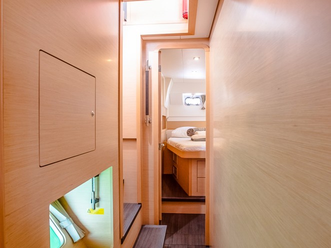 Charter a Lagoon Lagoon 400 S2 in Alimos on Samboat