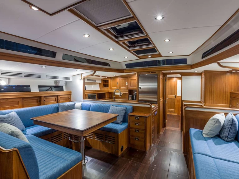 Hire Luxury Yacht  with a boat licence
