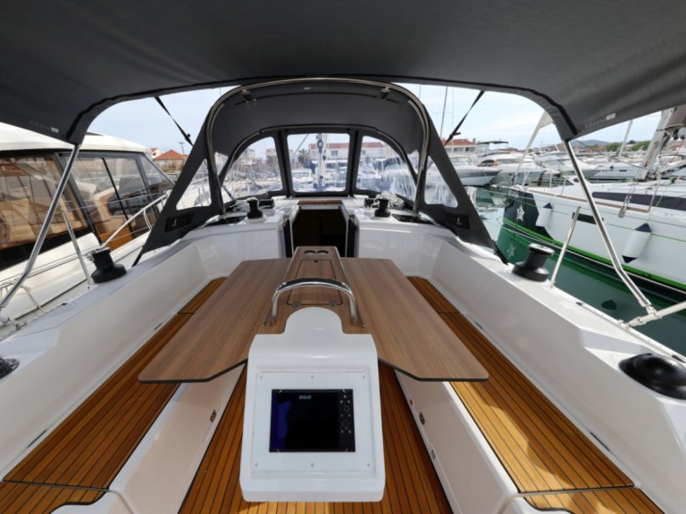 Sailboat hire in Pirovac - Bavaria Bavaria C38