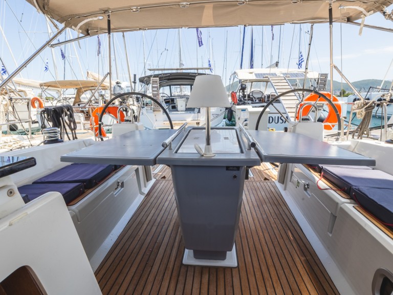 Hire a Bénéteau Oceanis 41.1 Lefkáda