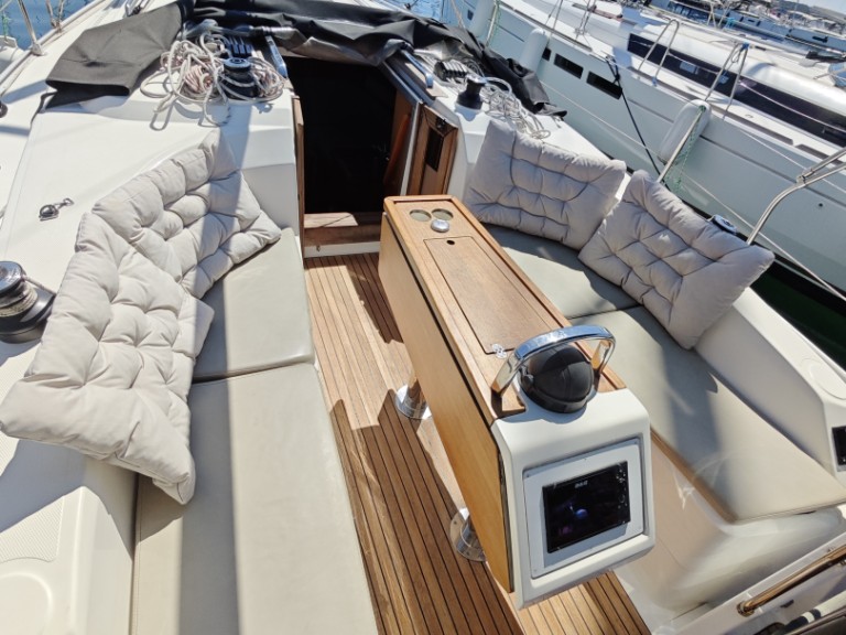 Charter a Bavaria Cruiser 34 in Punat on Samboat