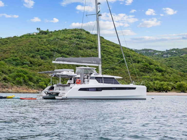 Hire Luxury Yacht Leopard with a boat licence