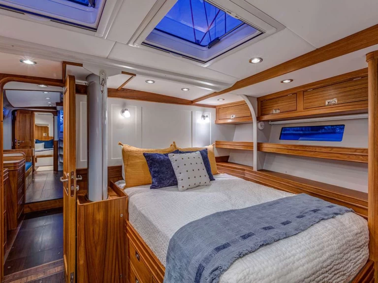 Yacht hire U.S. Virgin Islands cheap CIRRUS