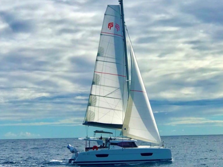 Yacht charter Le Marin - Fountaine Pajot ISLA 40 (4 CAB + 1 /  2 SDB) on SamBoat