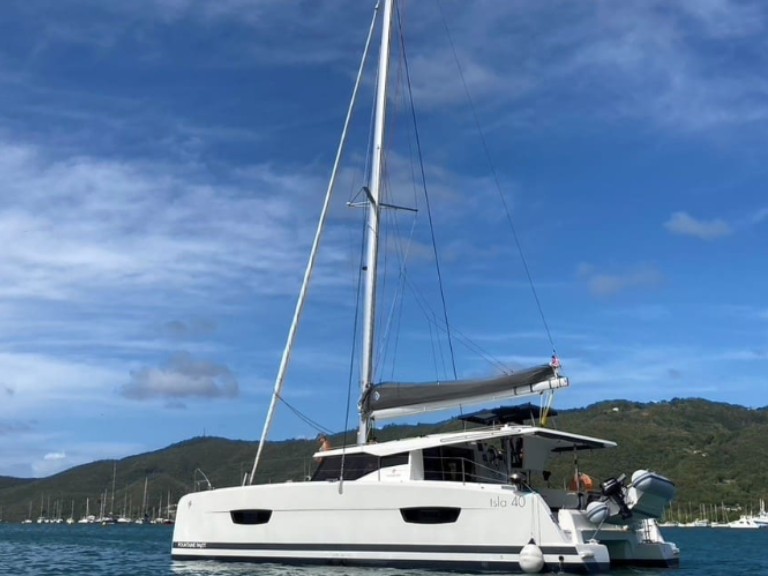 Yacht hire Le Marin cheap ISLA 40 (4 CAB + 1 /  2 SDB)