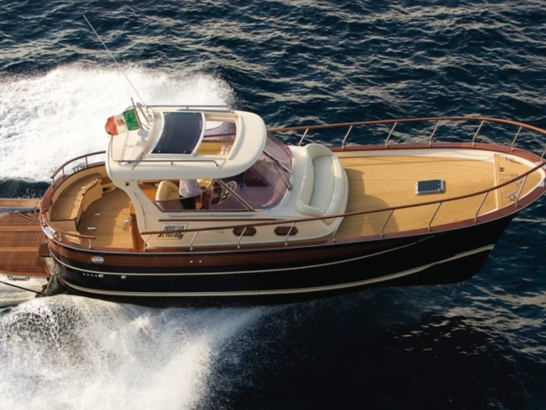 Charter a Fratelli Aprea Sorrento 36 Hard Top in Catania on Samboat