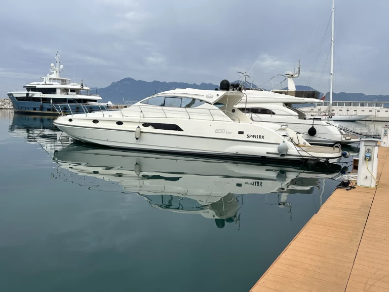 Luxury Yacht to hire Salerno at the best price