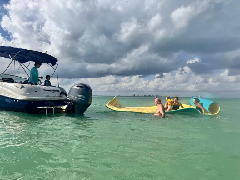 Sea Ray Sea Ray 260 Sundeck charter bareboat or skippered in  Miami