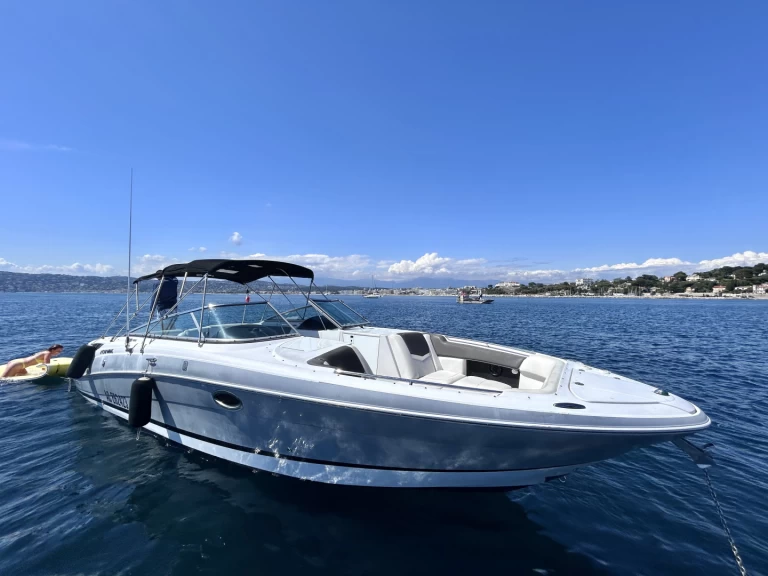 Hire Motorboat Four Winns with a boat licence