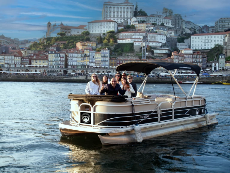 Hire Motorboat Private Boat Tour with Gaya		 with a boat licence