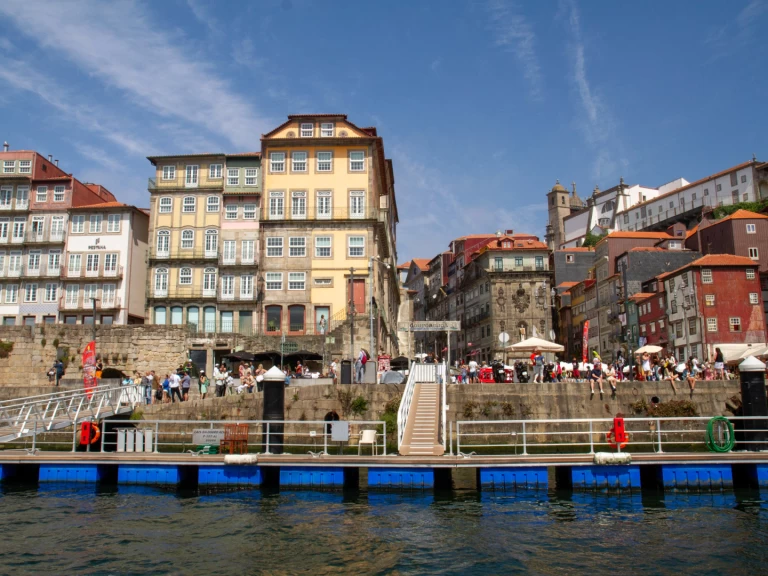 Private Boat Tour with Gaya		 4 meters charter bareboat or skippered in  Porto