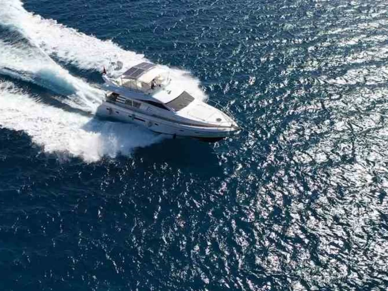 Hire Luxury Yacht costom made with a boat licence