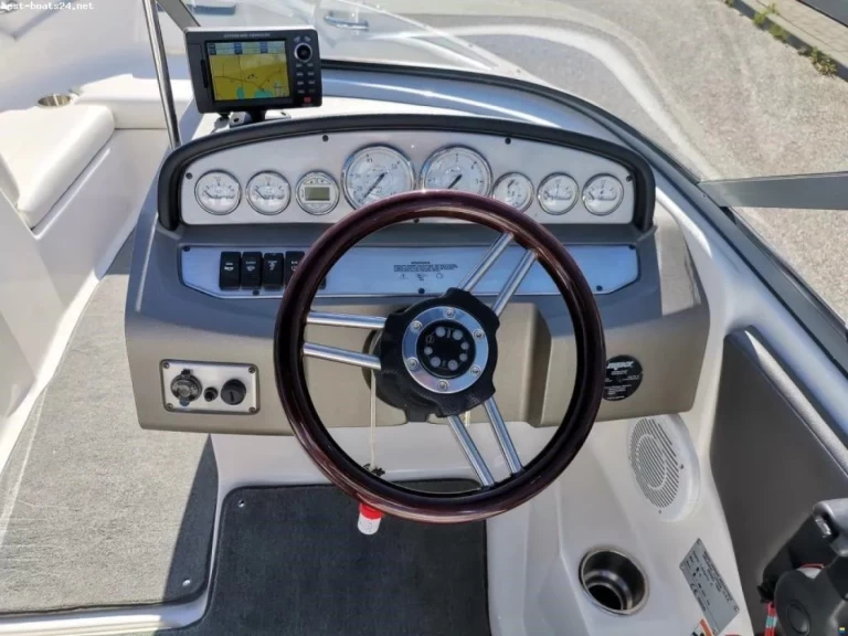 Hire Motorboat Régal with a boat licence