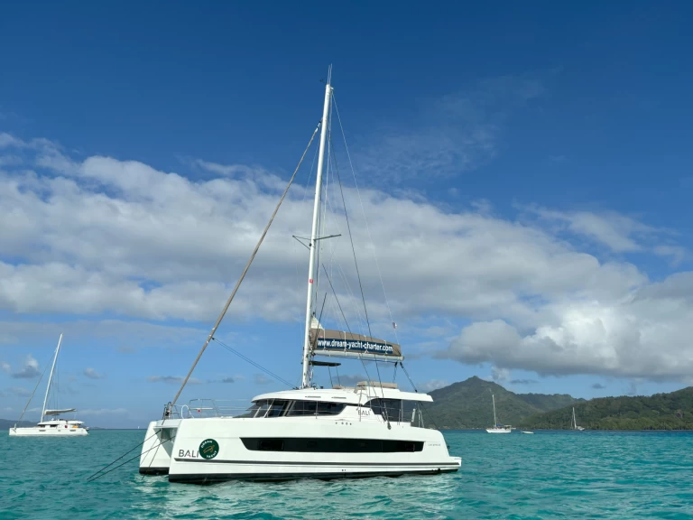 Yacht hire Marsh Harbour cheap Bali Catspace Voile