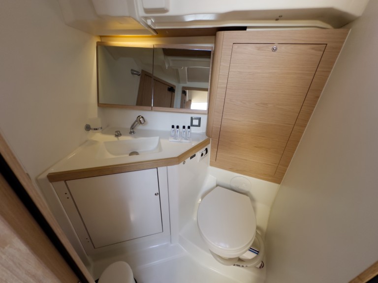 Charter a Bénéteau Oceanis 46.1 in Alimos on Samboat
