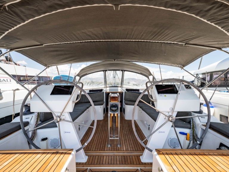 Sailboat to hire Néa Péramos at the best price