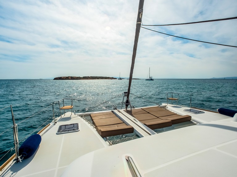 Hire Catamaran Lagoon with a boat licence