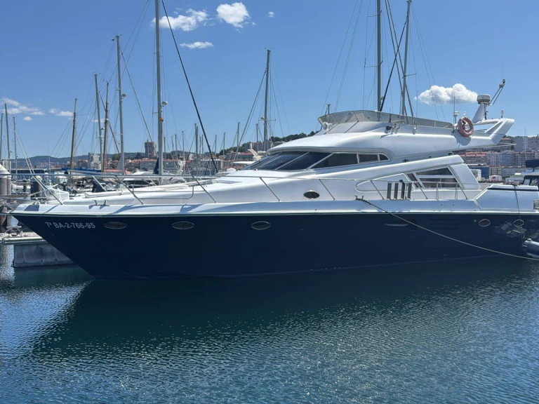 Charter a Johnson Johnson 56 in Vigo on Samboat