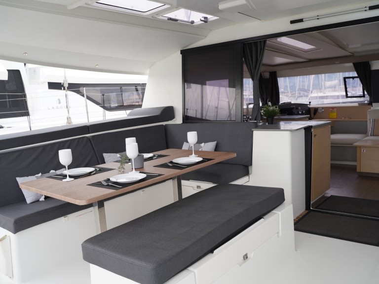 Catamaran hire in Lefkáda - Fountaine Pajot Helia 44