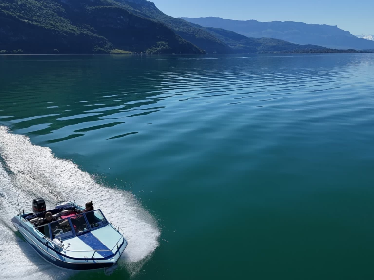 Charter a Glastron Ssv 172 in Conjux on Samboat