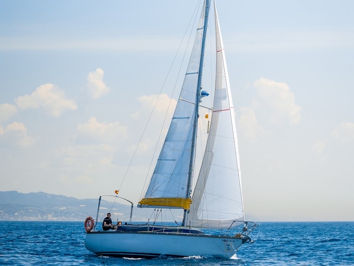 Charter a Dufour 29 in Mataró on Samboat