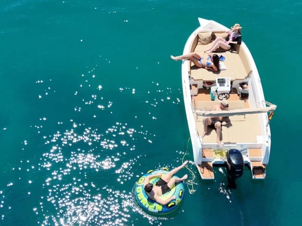 Hire Motorboat Darekco Mareti with a boat licence