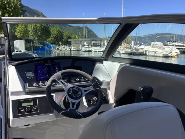 Hire Motorboat Four Winns with a boat licence