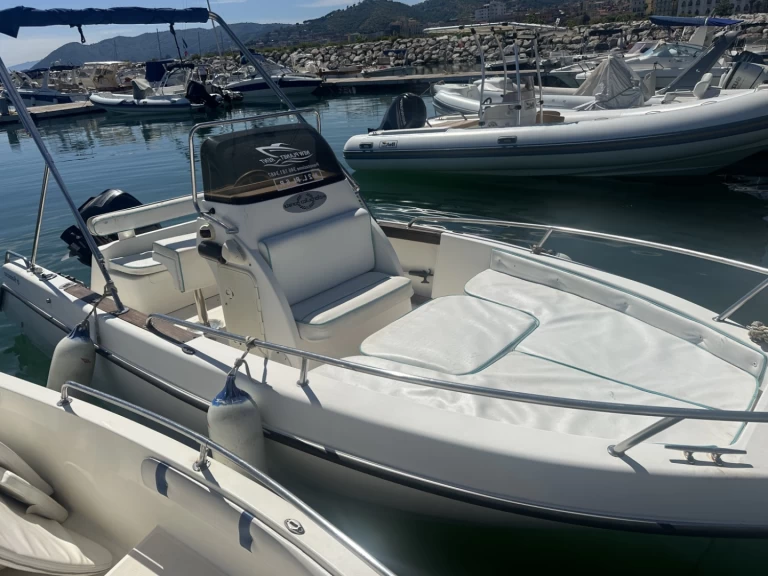 Hire Motorboat tecnofiber with a boat licence