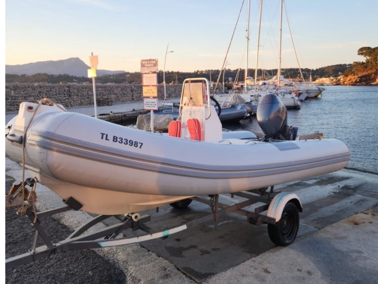RIB hire in Le Pradet - Pneumatiques  Apex A15