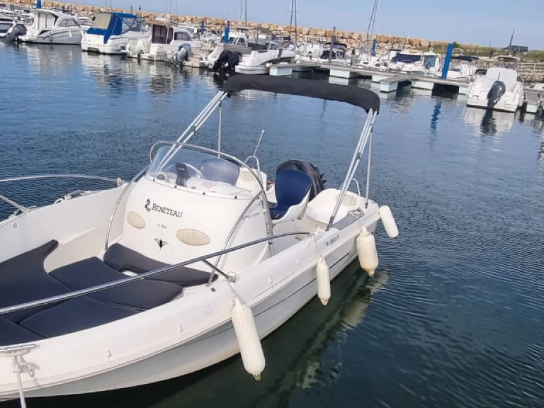 Hire Motorboat Bénéteau with a boat licence