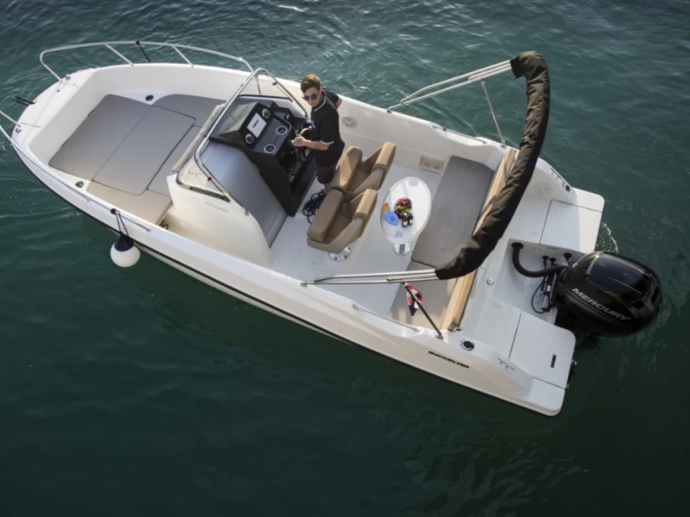Hire Motorboat Quicksilver with a boat licence