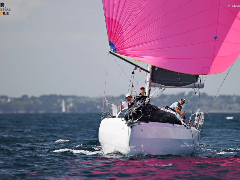 Yacht hire La Trinité-sur-Mer cheap SUN FAST 3300