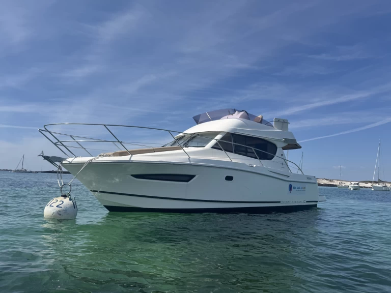 Charter a Jeanneau Merry Fisher 10 in La Forêt-Fouesnant on Samboat