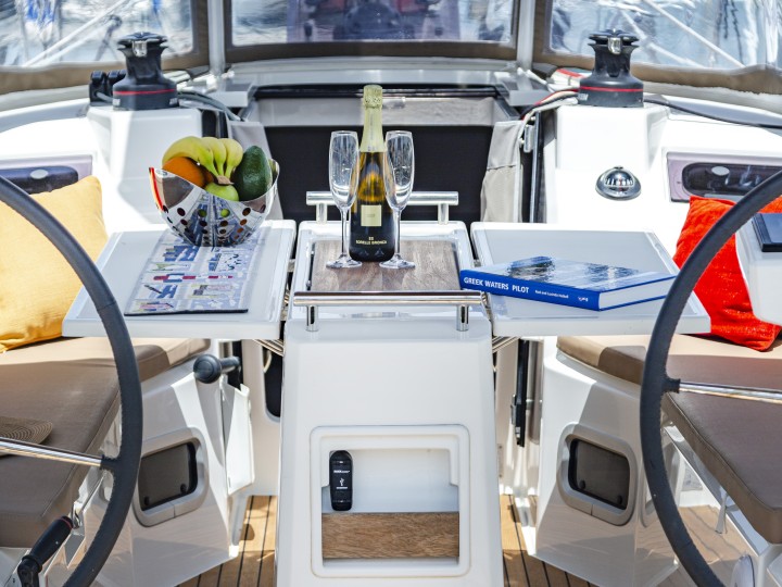 Hire a Bénéteau Oceanis 34.1 Lefkáda