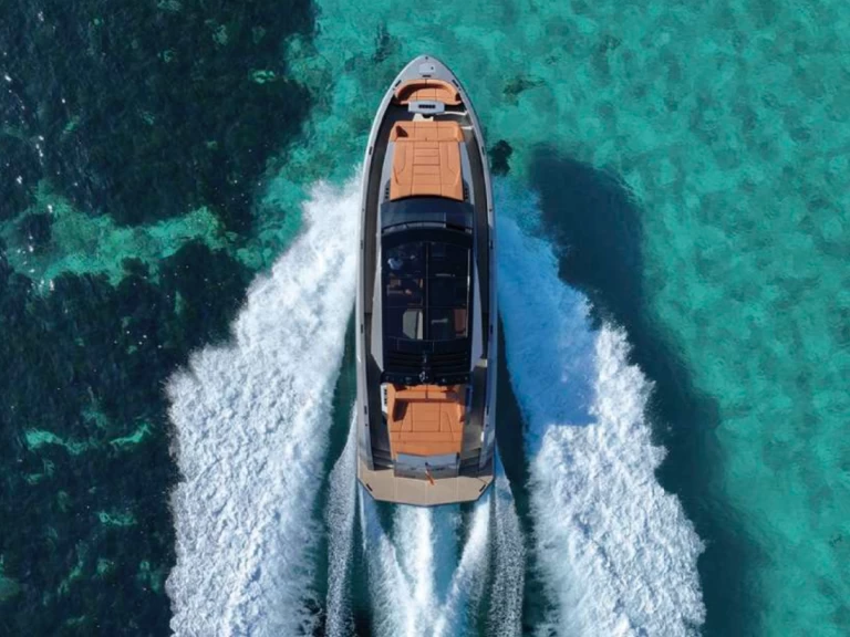 Hire Luxury Yacht Vanquish with a boat licence