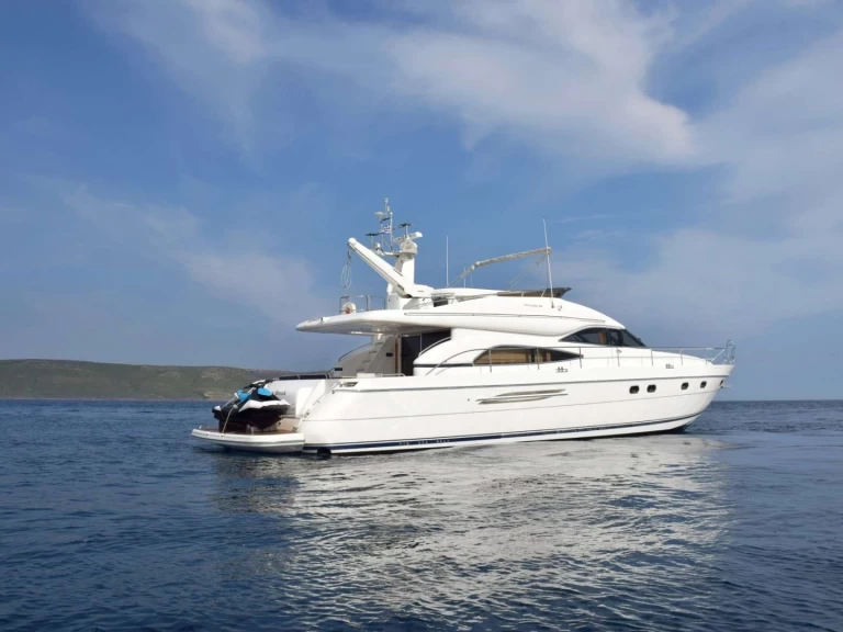 Hire Luxury Yacht with or without skipper Ferretti Limáni Lavríou