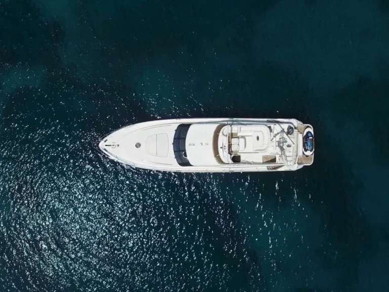 Luxury Yacht to hire Limáni Lavríou at the best price
