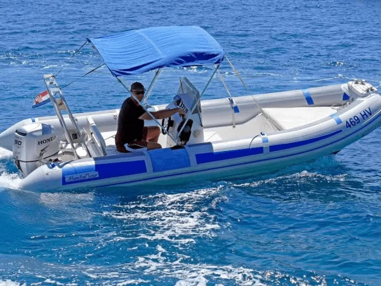 Yacht hire Hvar cheap Maestral 570