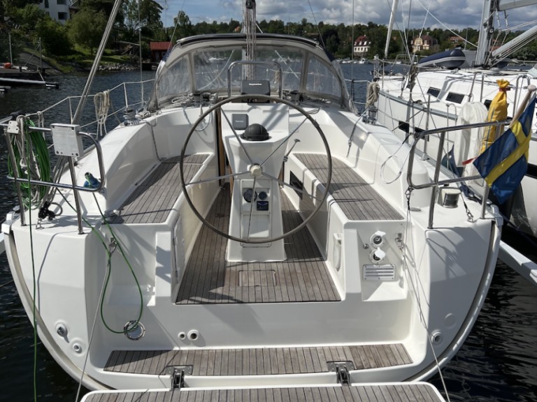 Sailboat to hire Saltsjö-duvnäs at the best price
